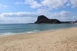 加津佐の浜　岩戸山
